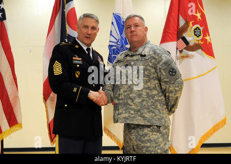 Sgt. Maj. der Armee Raymond F. Krämer III einen Besuch an Soldaten in einem Ohio National Guard Armory in Cincinnati, Ohio, 11. Juni 2014. (U.S. Army National Guard Foto: Staff Sgt. Scott Raymond) Stockfoto