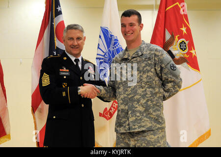 Sgt. Maj. der Armee Raymond F. Krämer III einen Besuch an Soldaten in einem Ohio National Guard Armory in Cincinnati, Ohio, 11. Juni 2014. (U.S. Army National Guard Foto: Staff Sgt. Scott Raymond) Stockfoto