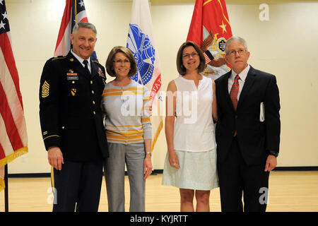 Sgt. Maj. der Armee Raymond F. Krämer III einen Besuch an Soldaten in einem Ohio National Guard Armory in Cincinnati, Ohio, 11. Juni 2014. (U.S. Army National Guard Foto: Staff Sgt. Scott Raymond) Stockfoto