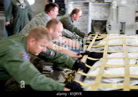 Personal von der Kentucky der Air National Guard 123 Contingency Response Group push Cargo von der Texas Air National Guard C-17 Globemaster während Disaster - Antwort übung CAPSTONE '14 am Fort Campbell, Ky., 17. Juni 2014. Der 123 CRG Kräfte mit der US Army 688th Schnelle Öffnung ein Element eine gemeinsame Aufgabe Force-Port Öffnen hier von Juni 16 bis 19, 2014. (U.S. Air National Guard Foto von Master Sgt. Phil Speck) Stockfoto