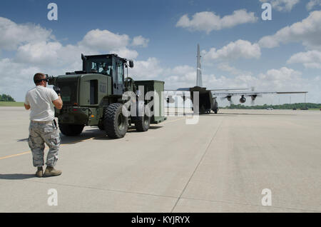 Flieger von der Kentucky der Air National Guard 123 Contingency Response Group ein Kentucky Air Guard C-130 Hercules während Capstone '14, eine Heimat Erdbeben entladen - Antwort Übung am Fort Campbell, Ky., am 17. Juni 2014. Der 123 CRG ist gemeinsam mit der US-Armee 688th Schnelle Öffnung ein Element eine gemeinsame Aufgabe Force-Port Öffnen hier von Juni 16 bis 19, 2014 zu betreiben. (U.S. Air National Guard Foto von Master Sgt. Phil Speck) Stockfoto