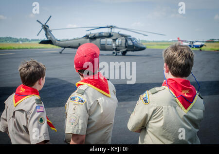 Pfadfinder aus Truppe 4 von Paducah, Ky., zusehen, wie ein Kentucky Army National Guard UH-60 Blackhawk down sets Barkley Regional Airport in Paducah am 18. Juni 2014. Der Hubschrauber wurde vor Ort der Katastrophe - Reaktionsfähigkeit des Kentucky National Guard zu örtlichen Behörden während der Schlußstein '14, eine Heimat Erdbeben zu demonstrieren - Antwort Übung inszeniert am Fort Campbell, Ky. (U.S. Air National Guard Foto von Master Sgt. Phil Speck) Stockfoto