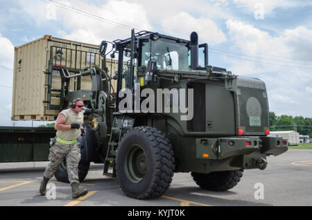 Flieger von 123. Die Kentucky der Air National Guard Contingency Response Group mit einem Gabelstapler Fracht auf einem Tieflader bei Capstone '14, eine Heimat Erdbeben zu laden - Antwort Übung am Fort Campbell, Ky., am 18. Juni 2014. Der 123 CRG Kräfte mit der US Army 688th Schnelle Öffnung ein Element eine gemeinsame Aufgabe Force-Port Öffnen hier von Juni 16 bis 19, 2014. (U.S. Air National Guard Foto von Master Sgt. Phil Speck) Stockfoto