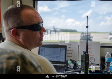 Tech. Sgt. Michael Skeens, command post Controller für 123 die Kentucky der Air National Guard Contingency Response Group, Titel-Flugzeuge, die auf dem Flugplatz in Fort Campbell, Ky., 18. Juni 2014, während der Schlußstein '14, eine Heimat Erdbeben - Antwort Übung. Der 123 CRG Kräfte mit der US Army 688th Schnelle Öffnung ein Element eine gemeinsame Aufgabe Force-Port Öffnen hier von Juni 16 bis 19, 2014. (U.S. Air National Guard Foto von Master Sgt. Phil Speck) Stockfoto