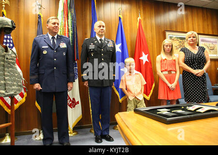 Oberstleutnant Jerry Morrison, der Kommandant der 149 Manöver Verbesserung Feuerwehr ist in den Rang eines Oberst während einer Zeremonie in Frankfort, Ky., 9. Juli 2014 gefördert. (U.S. Army National Guard Foto: Staff Sgt. Scott Raymond) Stockfoto