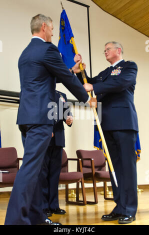 Oberst David Mounkes übernimmt das Kommando über die 123. Contingency Response Group als er akzeptiert der Einheit guidon von Oberstleutnant Barry Gorter, der Kommandant der 123. Airlift Wing, während eine änderung - von - Befehl Zeremonie an der Kentucky Air National Guard Base in Louisville, Ky., 12. Juli 2014. Mounkes ersetzt Oberst Markus Heiniger, wer ist der neue Direktor der Betriebe am Hauptsitz, Kentucky Air National Guard. (U.S. Air National Guard Foto von älteren Flieger Josua Horton) Stockfoto