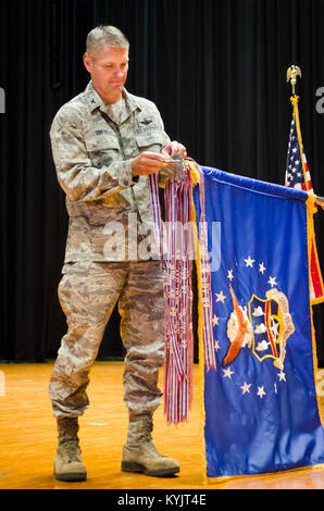 Oberstleutnant Barry Gorter, der Kommandant der 123. Airlift Wing, Stifte einen Streamer, 16 Air Force Herausragende der Einheit Unit Award an den Flügel guidon während einer Zeremonie in Louisville männlich High School in Louisville, Ky., am 13. Juli 2014. Der Flügel ist einer der verzierten Einheiten in der United States Air Force. (U.S. Air National Guard Foto von älteren Flieger Josua Horton) Stockfoto