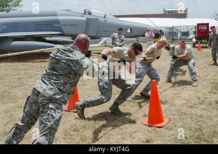 Mehr als 500 Familien und Rentner nahmen an jährlichen Familie Tag des 123. Airlift Wing an der Kentucky Air National Guard Base in Louisville, Ky., am 13. Juli 2014. Die diesjährige Veranstaltung war die größte jemals von der Flügel gehostet und empfohlene Aktivitäten wie ein Tauziehen Turnier, Streichelzoo und Ponyreiten. (U.S. Air National Guard Foto von älteren Flieger Josua Horton) Stockfoto