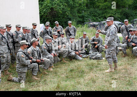 State Command Sgt. Maj Thomas Chumley spricht mit den Soldaten des 1.BATAILLON, 149 Infanterie während der jährlichen Schulung der Einheit im Camp Atterbury, Ind., 16. Juli 2014. (U.S. Army National Guard Foto: Staff Sgt. Scott Raymond) Stockfoto