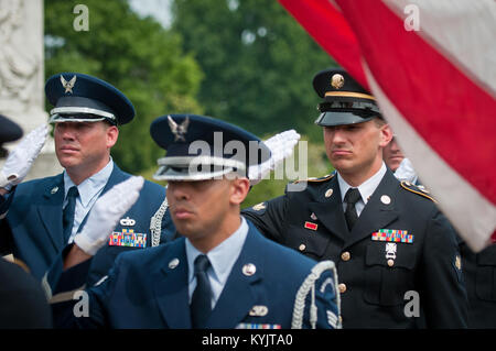 Eine gemeinsame-Color Guard Team aus Kentucky Luft- und Army National Guard Mitglieder stellt die Farben Frankfort am Friedhof in Frankfort, Ky., 5, am 12.08.2014, während der gefilmten durch CBS Sports für ein TV-Spot. Der Spot wurde während des Netzwerks nationale Abdeckung der Professional Golfers' Association der Amerika Meisterschaft an der Valhalla Golf Club in Louisville, Ky., 12.08.4-10. (U.S. Air National Guard Foto von Master Sgt. Phil Speck) Stockfoto