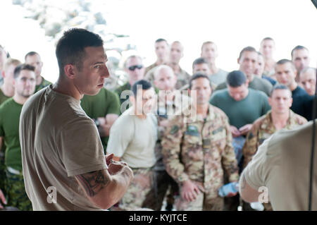 U.S. Army Staff Sgt. Michael Sherman, ein Sprung Master an der Armee 173rd Infantry Brigade Combat Team in Vicenza, Italien stationiert, Schriftsatz NATO-Truppen an der Air Base Ramstein, Deutschland, für die Verfahren zum sicheren Beenden einer Kentucky Air National Guard Hercules C-130 Flugzeugen Sept. 5, 2014, im Rahmen der Operation Säbel Kreuzung. Sherman ist die Teilnahme an der Operation mit Truppen aus 17 NATO-Staaten. (U.S. Air National Guard Foto von 2 Leutnant James W. Killen/Freigegeben) Stockfoto