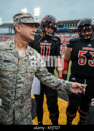 Air Force Brig. Gen. Warren Hurst, stellvertretender Adjutant General für das Kentucky's National Guard und Kommandant der Texas Air National Guard, führt die Münze am Papa John Cardinal's Stadion in Louisville, Ky werfen., die Universität von Louisville - Murray State Football Spiel, Sept. 6, 2014 zu beginnen. Das Spiel wurde als militärische Anerkennung Tag abgerechnet. (U.S. Air National Guard Foto von Maj. Dale Greer/Freigegeben) Stockfoto