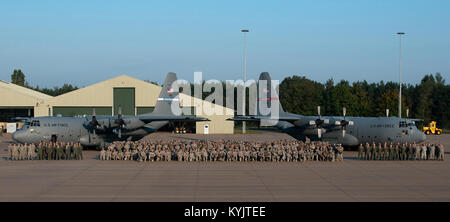 Piloten von der Kentucky und Georgia Air National Guard posieren mit ihren C-130 Flugzeugen und Fallschirmjäger zu 82Nd Airborne Division der US Army belegt, 173Rd Airborne Brigade Combat Team und die 5 Quartiermeister Firma, sowie fallschirmjäger aus den Niederlanden, Großbritannien und Polen, in Eindhoven, Niederlande, Sept. 18, 2014. Die Gardisten flog die Fallschirmjäger, wie sie einem historischen Sprung auf Tango Drop Zone in Groesbeek, Niederlande, den Zweiten Weltkrieg Angriff der Alliierten vor 70 Jahren während der Operation Market Garden zu gedenken. (U.S. Armee Foto von Stockfoto