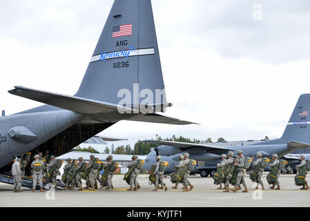 Us-Armee Soldaten von der 82nd Airborne Division Board eine C-130H Hercules Flugzeuge zu 123 Airlift Wing die Kentucky der Air National Guard in Gardermoen Military Air Station in Oslo, Norwegen zugeordnet, auf Sept. 23, 2014. Flieger aus Kentucky Einheit zu der 82nd Luftbrücke Unterstützung im laufenden Betrieb edle Buch. (U.S. Air National Guard Foto von Master Sgt. Charles Delano) Stockfoto