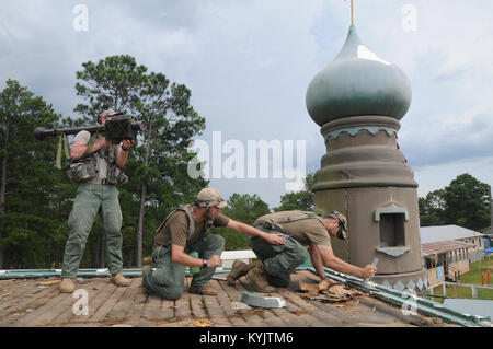 Soldaten der Bravo Co 149 Infanterie Bataillon simulieren feuerte eine Stinger Raketen auf gegnerische Flugzeuge während ihrer jährlichen Fortbildung, 21. Juli, an dem Joint Readiness Training Center, Fort Polk, La. Stockfoto