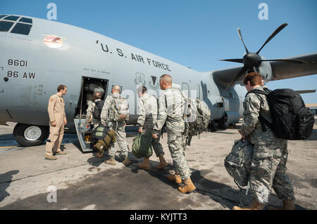 Eine Gruppe von Service-Mitglieder, darunter Soldaten der US Army Corps of Engineers' Forward Engineering Support-Team mit Sitz in Wiesbaden, Deutschland, Bretter einen US Luftwaffe c-130 Hercules bei Léopold Sédar Senghor International Airport in Dakar, Senegal, 22. Oktober 2014. Die Ingenieure sind für Liberia, gebunden, wo sie medizinische Behandlungseinheiten als Teil der Operation United Hilfe, der US Agency for International Development geführt, der gesamtstaatliche Anstrengung zur Beantwortung von Ebola-Ausbruch in Westafrika aufbauen werden. Die Soldaten Abreise wurde vom Flieger aus dem Kentucky Luft National G koordiniert. Stockfoto