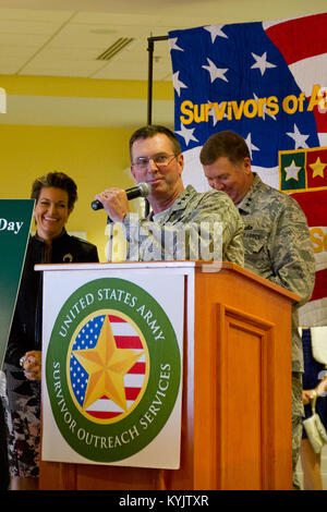 Die Kentucky National Guard, Humana und Churchill Downs unterstützt die 2014 Überlebenden aufsuchende Dienste' Tag an den Rennen an der Schiene in Louisville, Ky., Nov. 2, 2014. Mehr als 800 Hinterbliebene von Gefallenen militärischen Helden aus 10 Staaten nahmen an der fünften jährlichen Veranstaltung. (U.S. Army National Guard Foto: Staff Sgt. Scott Raymond) Stockfoto