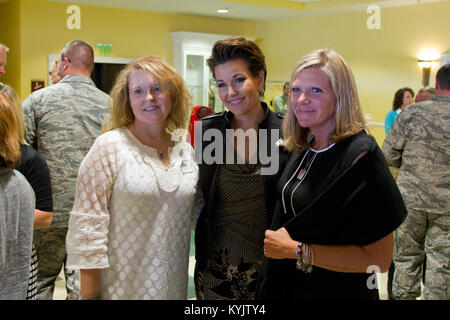 Die Kentucky National Guard, Humana und Churchill Downs unterstützt die 2014 Überlebenden aufsuchende Dienste' Tag an den Rennen an der Schiene in Louisville, Ky., Nov. 2, 2014. Mehr als 800 Hinterbliebene von Gefallenen militärischen Helden aus 10 Staaten nahmen an der fünften jährlichen Veranstaltung. (U.S. Army National Guard Foto: Staff Sgt. Scott Raymond) Stockfoto