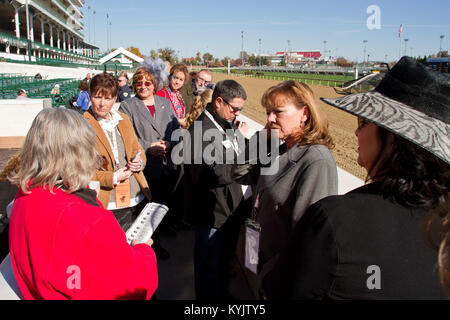 Die Kentucky National Guard, Humana und Churchill Downs unterstützt die 2014 Überlebenden aufsuchende Dienste' Tag an den Rennen an der Schiene in Louisville, Ky., Nov. 2, 2014. Mehr als 800 Hinterbliebene von Gefallenen militärischen Helden aus 10 Staaten nahmen an der fünften jährlichen Veranstaltung. (U.S. Army National Guard Foto: Staff Sgt. Scott Raymond) Stockfoto