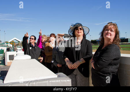 Die Kentucky National Guard, Humana und Churchill Downs unterstützt die 2014 Überlebenden aufsuchende Dienste' Tag an den Rennen an der Schiene in Louisville, Ky., Nov. 2, 2014. Mehr als 800 Hinterbliebene von Gefallenen militärischen Helden aus 10 Staaten nahmen an der fünften jährlichen Veranstaltung. (U.S. Army National Guard Foto: Staff Sgt. Scott Raymond) Stockfoto