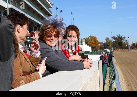 Die Kentucky National Guard, Humana und Churchill Downs unterstützt die 2014 Überlebenden aufsuchende Dienste' Tag an den Rennen an der Schiene in Louisville, Ky., Nov. 2, 2014. Mehr als 800 Hinterbliebene von Gefallenen militärischen Helden aus 10 Staaten nahmen an der fünften jährlichen Veranstaltung. (U.S. Army National Guard Foto: Staff Sgt. Scott Raymond) Stockfoto