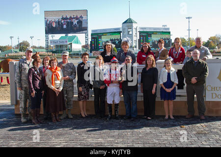 Die Kentucky National Guard, Humana und Churchill Downs unterstützt die 2014 Überlebenden aufsuchende Dienste' Tag an den Rennen an der Schiene in Louisville, Ky., Nov. 2, 2014. Mehr als 800 Hinterbliebene von Gefallenen militärischen Helden aus 10 Staaten nahmen an der fünften jährlichen Veranstaltung. (U.S. Army National Guard Foto: Staff Sgt. Scott Raymond) Stockfoto