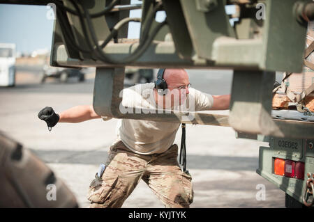 US Air Force Tech SGT Jarrod Blanford, eine Antenne Porter von der Kentucky Air National Guard 123. Kontingenz Response Group, leitet die Platzierung einer Palette humanitäre Fracht von einem Geländestapler auf einem Halverston Lader bei Léopold Sédar Senghor International Airport in Dakar, Senegal, 4. November 2014. Die Ladung wird dann auf ein Flugzeug der US-Luftwaffe c-130 von Dyess Air Force Base, Texas, für die Lieferung nach Monrovia, Liberia, für Betrieb United Unterstützung, der US Agency for International Development geführt, der gesamtstaatliche Anstrengung der Eb enthalten übertragen werden Stockfoto