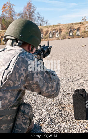 Armee Sgt. Eric Slater, cryptologic Sprachwissenschaftler mit dem 20 Special Forces Group Airborne, engagiert sich Ziele mit einer M-16 A4 Gewehr während der Treffsicherheit Teil der besten Krieger Wettbewerb 2015 Wendall H. Ford regionalen Ausbildungszentrums in Greenville, Kentucky Nov. 7, 2014. Soldaten hatten zwei Minuten erfolgreich 10 Ziele von 50 Meter bis 300 Meter reichen. (National Guard Foto: Staff Sgt. David Bolton/133 Mobile Public Affairs Abteilung) Stockfoto