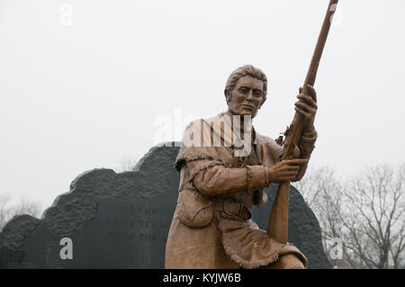Eine Bronzestatue von Daniel Boone steht im Zentrum des Kentucky National Guard Denkmal an der Boone National Guard Zentrum in Frankfort, Ken, Dez. 5, 2014. Boone war vom Ausschuss als wichtiges Merkmal für eine Gedenkstätte für gefallene Service Mitglieder der Kentucky eingeweiht wird gewählt. Stockfoto