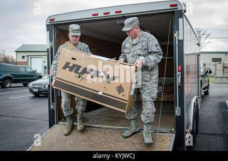 Chief Master Sgt. Ray Dawson (links), command Chief Master Sergeant der 123 Airlift Wing, und Senior Master Sgt. Darryl Loafman, Leiter Sicherheit der Flügel, Fahrrad eines Kindes entladen im Rahmen der Operation Militär Jubeln am Kentucky Air National Guard Base in Louisville, Ky., Dez. 17, 2014. Die Geschenke, die durch Anderson Einheit 34 der American Legion Auxiliary in Lawrenceburg, Kentucky gespendet, werden die Kinder in 11 Kentucky Air National Guard Flieger zur Verfügung gestellt werden. (Kentucky Air National Guard Foto von Master Sgt. Phil Speck) Stockfoto