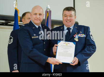 Oberst Michael Cooper (links), der Kommandant der 123 medizinische Gruppe, präsentiert Chief Master Sgt. Johnie Kirsche mit einem Meritorious Service Medal während Cherry Ruhestand Zeremonie an der Kentucky Air National Guard Base in Louisville, Ky., Feb 7, 2015. Cherry im Ruhestand nach mehr als 34 Jahren im Dienst für die aktiven - Aufgabe der Luftwaffe und der Air National Guard. (U.S. Air National Guard Foto von 2 nd. Leutnant James Killen) Stockfoto