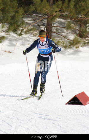 Kentucky Wachposten melden Sie mehr als 150 Teilnehmer aus 24 Staaten für die 40. jährlichen nationalen Schutz Biathlon Weltmeisterschaften im Camp Ethan Allen Training Website in Jericho, Vt, March 1-5, 2015. (U.S. Army National Guard Foto: Staff Sgt. Scott Raymond) Stockfoto