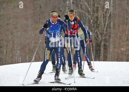 Kentucky Wachposten melden Sie mehr als 150 Teilnehmer aus 24 Staaten für die 40. jährlichen nationalen Schutz Biathlon Weltmeisterschaften im Camp Ethan Allen Training Website in Jericho, Vt, March 1-5, 2015. (U.S. Army National Guard Foto: Staff Sgt. Scott Raymond) Stockfoto