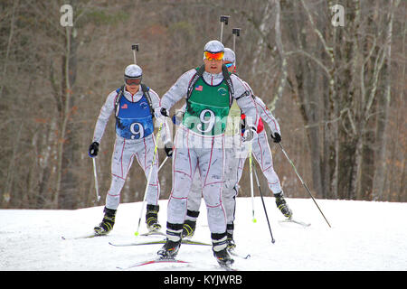 Kentucky Wachposten melden Sie mehr als 150 Teilnehmer aus 24 Staaten für die 40. jährlichen nationalen Schutz Biathlon Weltmeisterschaften im Camp Ethan Allen Training Website in Jericho, Vt, March 1-5, 2015. (U.S. Army National Guard Foto: Staff Sgt. Scott Raymond) Stockfoto