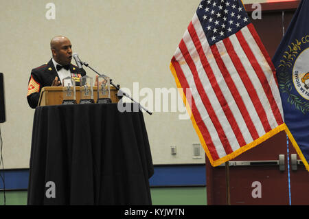 Sgt. Maj. Gary Smith, 4. Marine Logistik Gruppe älterer Soldat Führer, spricht zu den Empfängern von 2015 Herausragende die Kentucky's National Guard Flieger und Soldat des Jahres und die Gäste während der jährlichen Preisbankett März 14. Smith ermutigte die Staats- und Regierungschefs das Motto des Commonwealth von "United We Stand, Divided We Fall", bei der Durchführung von Aufgaben als Führer. Smith mit 2.BATAILLON der Kentucky's National Guard, 138 Field Artillery am Horn von Afrika im Jahr 2012. (Foto von Sgt. 1. Klasse Gina Vaile-Nelson, 133 MPAD/KYARNG-freigegeben) Die Kentucky Nationa Stockfoto