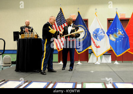 Kentucky National Guard State Command Sgt. Maj Thomas Chumley präsentiert Sgt. Maj. Gary Smith, 4. Marine Logistik Gruppe älterer Soldat Führer, die mit einer benutzerdefinierten Louisville Slugger Baseball Bat in der Anerkennung für seine Betreuung und Präsenz auf 2015 Herausragende die Kentucky's National Guard Flieger und Soldat des Jahres Bankett zum 14. März 2015 in Louisville, Kentucky. Smith neben Chumley und 2. die Kentucky's National Guard Battalion, 138 Field Artillery während einer 2012 Einsatz am Horn von Afrika. Die jährlichen Auszeichnungen Abendessen Ehrungen des Kentucky feinsten Flieger und Soldaten Stockfoto