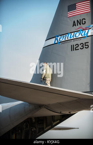 Airman 1st Class Jacob Reynolds, ein Mannschaft Leiter in der 123 Aircraft Maintenance Squadron, prüft der C-130 Hercules Flugzeuge am Kentucky Air National Guard Base in Louisville, Ky., 24. April 2015. Die Flugzeuge und mehr als 40 Mitglieder des 123. Airlift Wing bereitstellen, zu einem unbekannten Air Base in der Golfregion, wo Sie Luftbrücke Missionen zur Unterstützung der Operation, die die Freiheit des Sentinel fliegen. (U.S. Air National Guard Foto von Maj. Dale Greer) Stockfoto