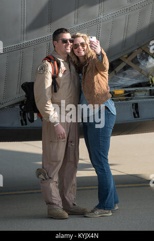 Kapitän Brice Hayden, der C-130 Navigator 165 Luftbrücke Flügel der Georgia Air National Guard, und seine Frau, Kristin Hayden, ein selfie am Kentucky Air National Guard Base in Louisville, Ky., 24. April 2015, vor seiner Bereitstellung zu einem unbekannten Air Base in der Golfregion. Hayden's Unit hat Kräfte mit 123 Airlift Wing die Kentucky Air Guard zu fliegen Luftbrücke Missionen im gesamten US Central Command der Verantwortung zur Unterstützung der Operation, die die Freiheit des Sentinel, die militärische Ausbildung und Fähigkeiten zur Terrorismusbekämpfung in Afghanistan liefert. (U.S. Air Nat Stockfoto