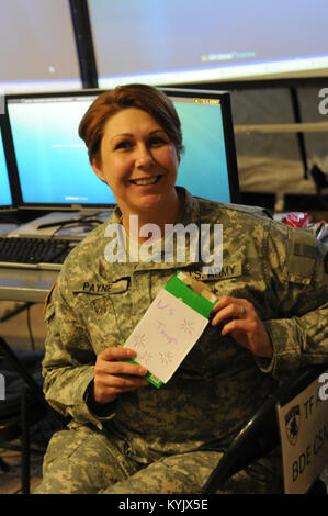 Staff Sgt. Carrie Payne, Ausbildung noncommissioned Officer, Sitz und die Konzernzentrale, 63 Theater Aviation Brigade, hält eine Schachtel Girl Scout Cookies während der jährlichen Übung im Camp Atterbury, Indiana, April 27. Payne sagte, die handschriftlichen Notizen an den Boxen, Girl Scout Troop #1199, ein Taylorsville, Kentucky-basierte Truppe gespendet, waren sehr viel von ihren Soldaten, die auf ihrer jährlichen Übung zur Unterstützung der dynamischen Reaktion 2015 wurden gewürdigt. Die Cookies waren als Service Projekt die Truppe zu den Truppen Abzeichen für die Pfadfinder zu erwerben. (U.S. Armee Stockfoto