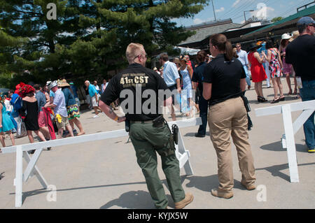 Army Staff Sgt. Joel Ray Campbell, Survey Team Chief mit dem Kentucky National Guard's 41s Zivil-Team, und Air Force Staff Sgt. Jennifer Evans, Umfrage team Chief mit 61 CST des Arkansas National Guard, monitor Massen eingabe Churchill Downs während der 141 Kentucky Derby in Louisville, Ky., 2. Mai 2015. Die CST geholfen, alle möglichen chemischen, biologischen, radiologischen und nuklearen Bedrohungen bei Derby überwachen. (Foto: Staff Sgt. David Bolton, Fachmann der öffentlichen Angelegenheiten, 133 Mobile Public Affairs Loslösung, Kentucky Army National Guard) Stockfoto