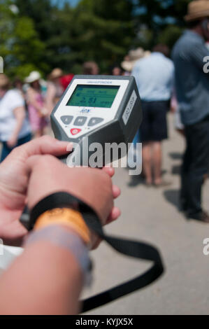 Air Force Staff Sgt. Jennifer Evans, Umfrage team Chief mit 61 zivilen des Arkansas National Guard Support Team, Monitore Massen eingabe Churchill Downs mit einem identiFINDER während der 141 Kentucky Derby in Louisville, Ky., 2. Mai 2015. Die identiFINDER wurde durch Mitglieder des Gemeinsamen Notdienste verwendete Einheit zu erkennen und möglicherweise gefährlichen radioaktiven Isotopen identifizieren. (Foto: Staff Sgt. David Bolton, Fachmann der öffentlichen Angelegenheiten, 133 Mobile Public Affairs Loslösung, Kentucky Army National Guard) Stockfoto