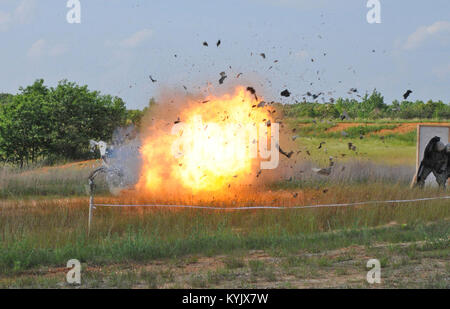 Soldaten des 201St Engineer Battalion, 577Th Sapper Company Abdeckung während der Abbrucharbeiten, Ausbildung bei Fort Knox, Ky., Mai 15-16, 2015. Ein C-4 kostenlos Blast nimmt 1,34 Sekunden nach der Detonation. (Foto von Sgt. Brandy Mort, 133 MPAD, KYNG) Stockfoto