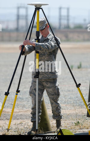 Staff Sgt. Daniel Brooks, ein Ingenieur für 123 Zivil die Kentucky der Air National Guard Ingenieur Squadron, Vermessung, während eine Ausbildung Szenario im März Air Reserve Base, Calif., am 10. Juni 2015. Die Übung simulierte eine real zu simulieren - Welt Mission. (U.S. Air National Guard Foto von älteren Flieger Josua Horton) Stockfoto