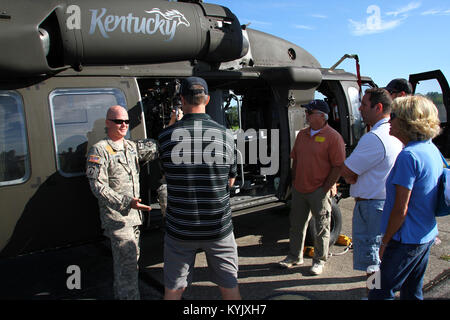 Kentucky bürgerliche Führer und Arbeitgeber besuchen Sie mit Kentucky Wachposten als Teil eines Arbeitgebers Unterstützung des Schutzes und der Reserve (ESGR) Boss Lift an der Boone National Guard Zentrum in Frankfort, Ky., 22. Juli 2015. (U.S. Army National Guard Foto: Staff Sgt. Scott Raymond) Stockfoto