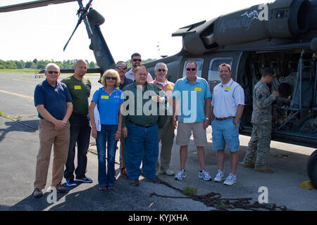 Kentucky bürgerliche Führer und Arbeitgeber besuchen Sie mit Kentucky Wachposten als Teil eines Arbeitgebers Unterstützung des Schutzes und der Reserve (ESGR) Boss Lift an der Boone National Guard Zentrum in Frankfort, Ky., 22. Juli 2015. (U.S. Army National Guard Foto: Staff Sgt. Scott Raymond) Stockfoto