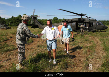 Kentucky bürgerliche Führer und Arbeitgeber besuchen Sie mit Kentucky Wachposten als Teil eines Arbeitgebers Unterstützung des Schutzes und der Reserve (ESGR) Boss Lift in Fort Knox, Ky., 22. Juli 2015. (U.S. Army National Guard Foto: Staff Sgt. Scott Raymond) Stockfoto