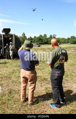 Kentucky bürgerliche Führer und Arbeitgeber besuchen Sie mit Kentucky Wachposten als Teil eines Arbeitgebers Unterstützung des Schutzes und der Reserve (ESGR) Boss Lift in Fort Knox, Ky., 22. Juli 2015. (U.S. Army National Guard Foto: Staff Sgt. Scott Raymond) Stockfoto