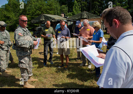 Kentucky bürgerliche Führer und Arbeitgeber besuchen Sie mit Kentucky Wachposten als Teil eines Arbeitgebers Unterstützung des Schutzes und der Reserve (ESGR) Boss Lift in Fort Knox, Ky., 22. Juli 2015. (U.S. Army National Guard Foto: Staff Sgt. Scott Raymond) Stockfoto