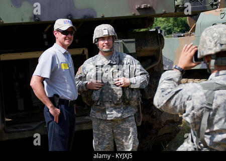 Kentucky bürgerliche Führer und Arbeitgeber besuchen Sie mit Kentucky Wachposten als Teil eines Arbeitgebers Unterstützung des Schutzes und der Reserve (ESGR) Boss Lift in Fort Knox, Ky., 22. Juli 2015. (U.S. Army National Guard Foto: Staff Sgt. Scott Raymond) Stockfoto