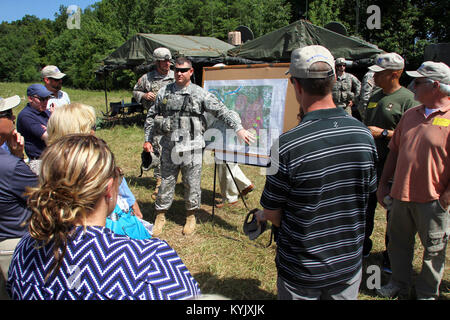 Kentucky bürgerliche Führer und Arbeitgeber besuchen Sie mit Kentucky Wachposten als Teil eines Arbeitgebers Unterstützung des Schutzes und der Reserve (ESGR) Boss Lift in Fort Knox, Ky., 22. Juli 2015. (U.S. Army National Guard Foto: Staff Sgt. Scott Raymond) Stockfoto